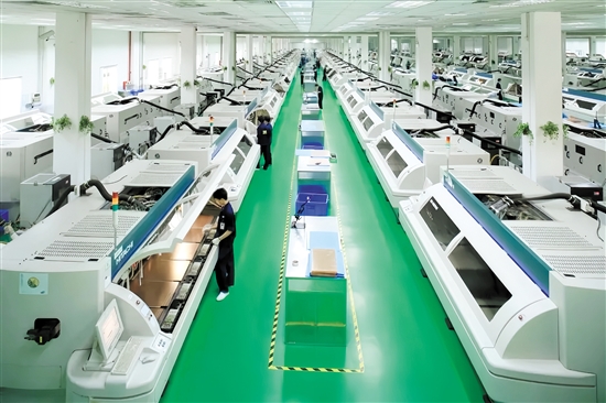 隨著專精特新企業(yè)矩陣持續(xù)擴容，它們將成為推動開平經(jīng)濟高質量發(fā)展的核心引擎。開平依利安達電子有限公司是此次上榜名單的企業(yè)之一。圖為企業(yè)生產(chǎn)車間。
