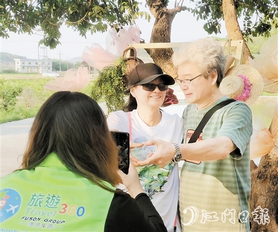 港澳游客來到臺(tái)山鄉(xiāng)村旅游，并合影留念。
