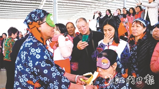 在“蒙眼吃香蕉”環(huán)節(jié)，隊(duì)友們?cè)谝慌阅托闹笓]，蒙眼選手努力找準(zhǔn)香蕉的位置。