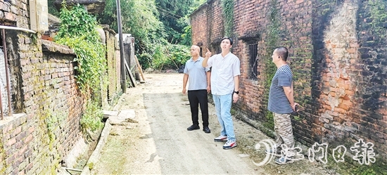 李科華（中間白衣者）在基層走訪(fǎng)調(diào)研，奔走在矛盾糾紛化解的“最前線(xiàn)”。