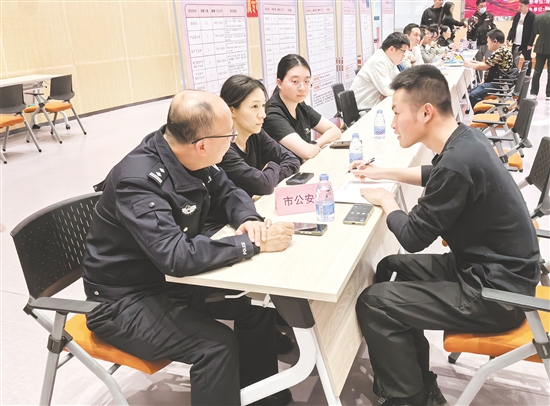 政策咨詢臺前，工作人員詳細解讀退役軍人就業(yè)補貼、創(chuàng)業(yè)扶持等政策。