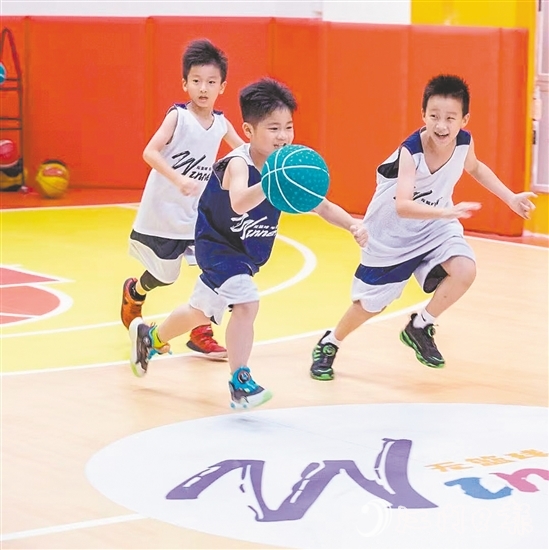 家長(zhǎng)注重培養(yǎng)孩子的運(yùn)動(dòng)愛(ài)好。