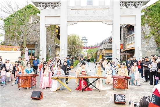 江門古勞水鄉(xiāng)旅游區(qū)民樂演出以“移步換景”的形式融入水鄉(xiāng)。
