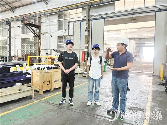 大學應屆畢業(yè)生走進鶴山市重點企業(yè)了解崗位信息。