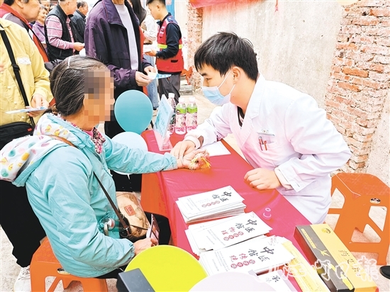 墟鎮(zhèn)社區(qū)不定期開設(shè)“中醫(yī)集市”，為長者提供中醫(yī)義診、健康咨詢、養(yǎng)生講座等服務(wù)。