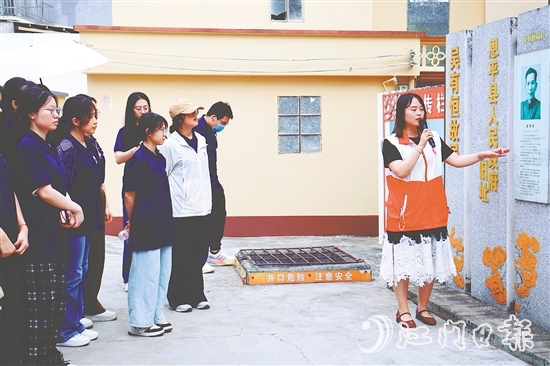 港澳學(xué)子們到吳有恒故居參觀學(xué)習(xí)。