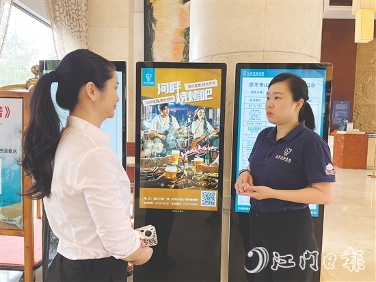 黃康怡（右）與酒店工作人員溝通中。