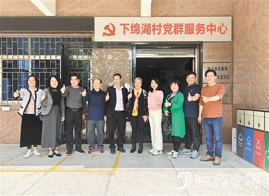 唐仲喜（右五）和兒子（右六）回到丈夫的家鄉(xiāng)東成鎮(zhèn)祭祖、探親。