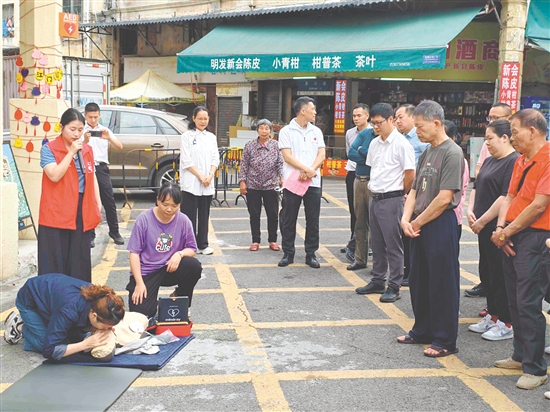 裝機儀式現(xiàn)場舉辦了救護培訓班，幫助群眾熟練掌握心肺復蘇和AED使用等救護技能。