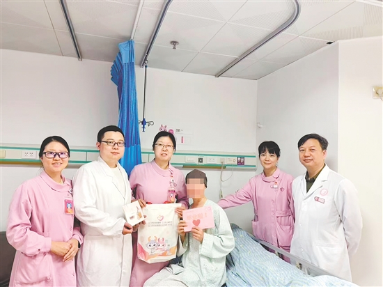 結(jié)束了最后一次化療，李女士收到了粉紅色的“抗癌畢業(yè)證書(shū)”。