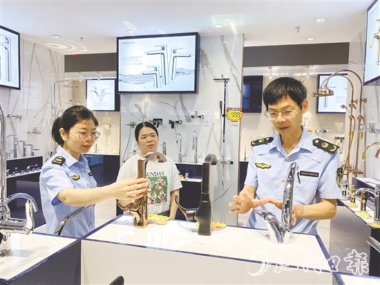 開平市市場監(jiān)管局工作人員深入企業(yè)，宣講知識產(chǎn)權(quán)保護(hù)政策法規(guī)。