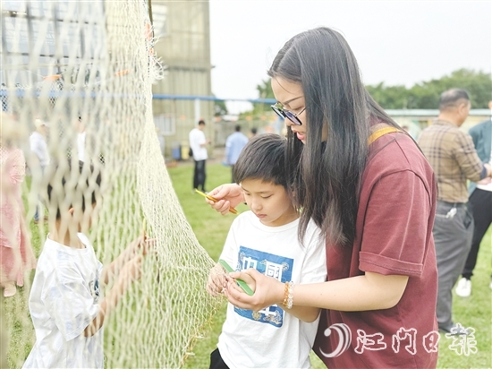 現(xiàn)場，不少小朋友參與其中，現(xiàn)場充滿歡聲笑語。