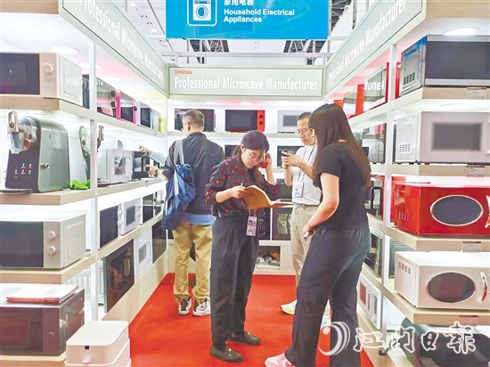 天倬智能家居生產(chǎn)的微波爐等家電產(chǎn)品吸引客商咨詢。凌雪敏