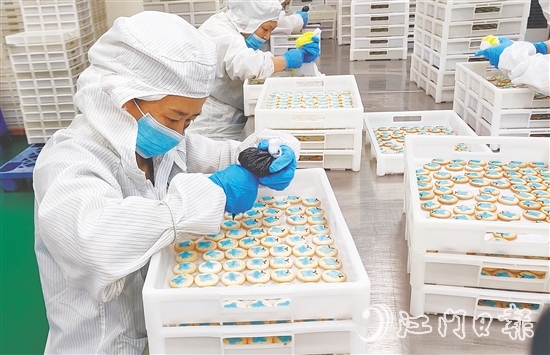 工人在餅干上裝裱卡通圖案。