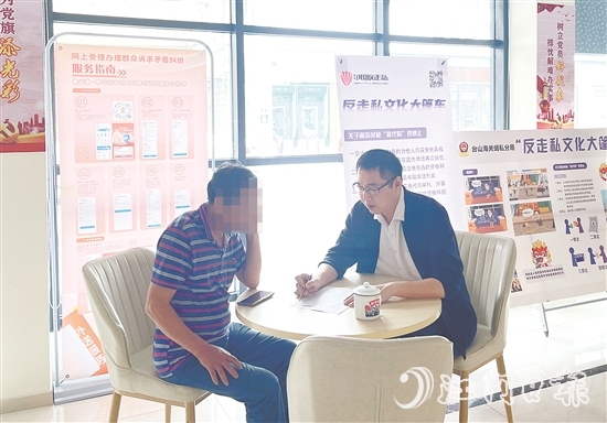 在調(diào)解過程中，江磊泉（右）為群眾普法。