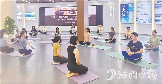 學員們進行靜坐冥想與呼吸調整，進入放松狀態(tài)。