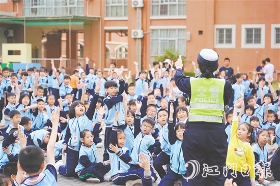 學(xué)生們踴躍參與互動(dòng)問(wèn)答。