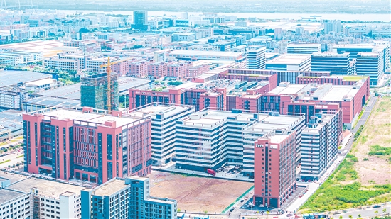 江門市安全應急產業(yè)園內廠房林立，發(fā)展?jié)摿Υ?，致力于打造灣區(qū)一流安全應急產業(yè)園。何榕