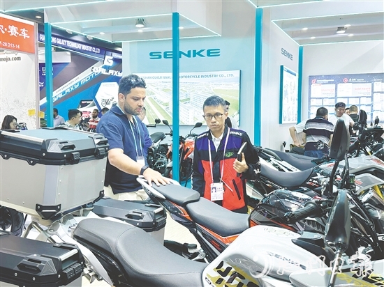 展會現(xiàn)場，鶴山企業(yè)生產(chǎn)的摩托車吸引海外采購商駐足。