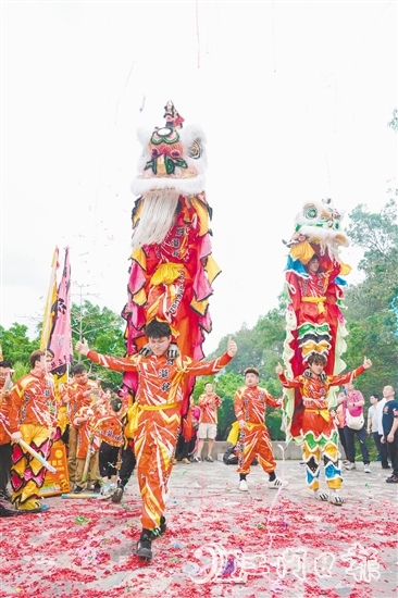 一眾弟子以醒獅和武術(shù)的形式表達(dá)對祖師的緬懷。