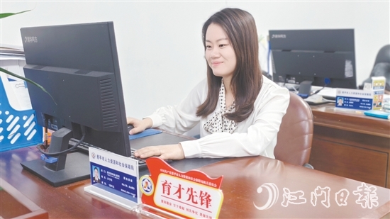 “人社先鋒”亮牌，發(fā)揮示范效應(yīng)。