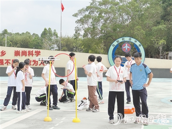 學(xué)生們體驗(yàn)操控?zé)o人機(jī)的樂(lè)趣。