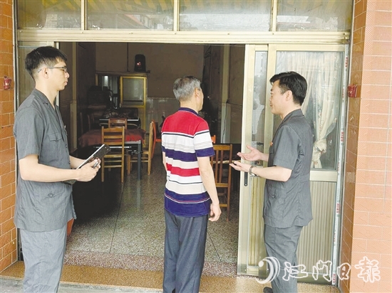 法官到李大爺家回訪，發(fā)現(xiàn)損壞的房屋已經(jīng)基本修復(fù)。