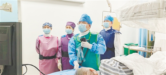 七旬血透患者遭膽石之困，消化內科團隊協作巧破難關。