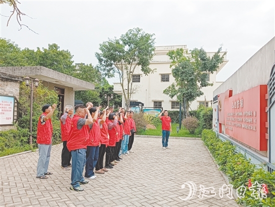 發(fā)展紅色旅游是以敬村振興鄉(xiāng)村產(chǎn)業(yè)的重要抓手，該村充分挖掘利用本地紅色資源，打造沉浸式研學(xué)體驗(yàn)。