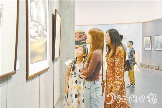 展覽吸引了不少市民前來參觀。