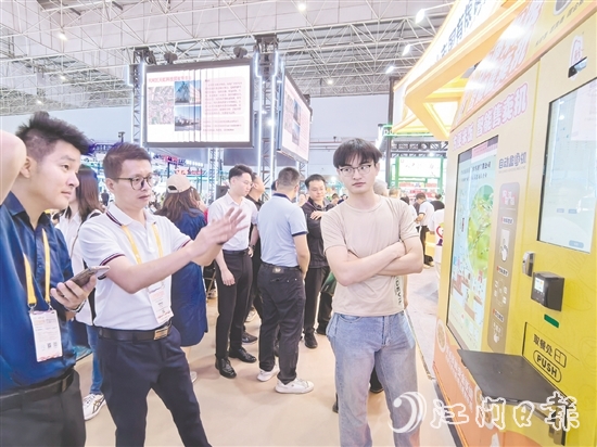 方便米飯、方面湯水只需要在智能售賣機(jī)配套的微波爐上加熱便可品嘗，便捷、美味又營養(yǎng)。