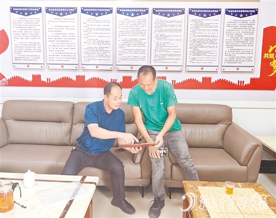 黃凱堅(jiān)（左）用行動詮釋基層政法工作者的堅(jiān)守與擔(dān)當(dāng)。