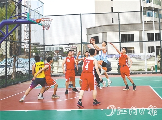 比賽現(xiàn)場(chǎng)，雙方隊(duì)員展現(xiàn)了高超的籃球技藝。