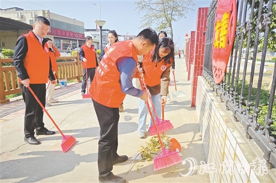 江門置業(yè)發(fā)展的黨員多次開展清潔志愿服務(wù)活動，助力鄉(xiāng)村人居環(huán)境改善。