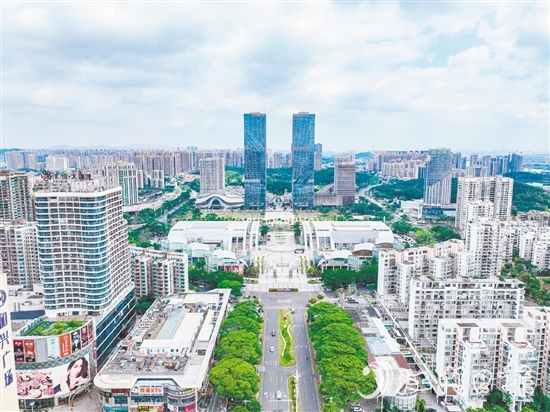 環(huán)市街道位于蓬江區(qū)中心區(qū)域，位于珠三角“1小時商圈”內(nèi)，交通便利，區(qū)位優(yōu)勢明顯。圖為環(huán)五邑華僑廣場商圈一帶。劉淑君