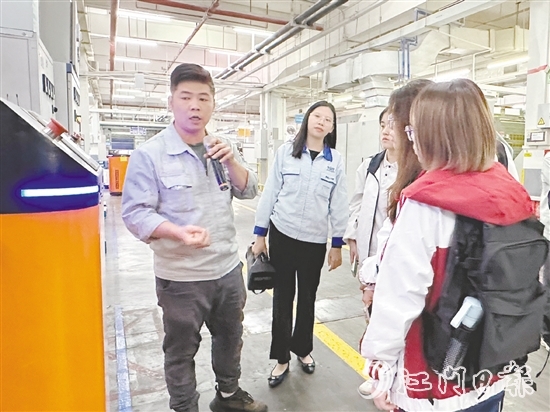 在雅圖仕倉儲物流環(huán)節(jié)，AGV智能叉車發(fā)揮重要作用。