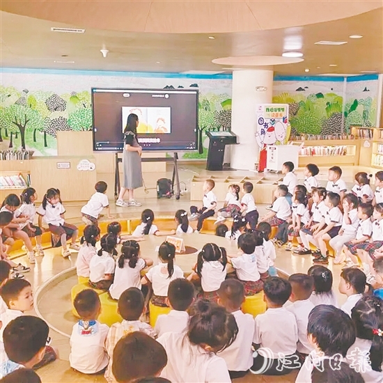 活動(dòng)中，老師為小讀者分享繪本故事，共同感受閱讀的魅力。