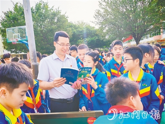 沙坪二小的學(xué)生在“跳蚤書(shū)市”上換到自己喜愛(ài)的書(shū)籍。