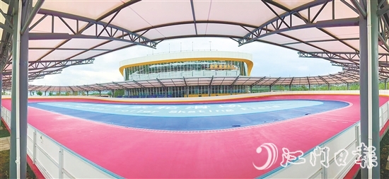 體育公園板塊內(nèi)設(shè)高標(biāo)準(zhǔn)200米輪滑場(chǎng)、1200平方米碗池滑板場(chǎng)、1500平方米街式滑板場(chǎng)，均達(dá)到國(guó)家級(jí)輪滑和滑板項(xiàng)目比賽場(chǎng)地標(biāo)準(zhǔn)。