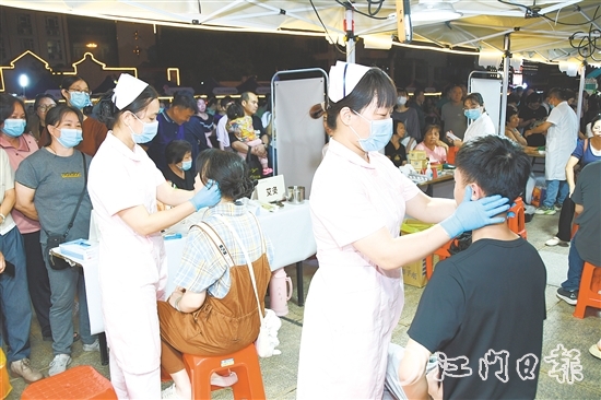 中醫(yī)“大咖”化身攤主，為市民提供“一對(duì)一”問(wèn)診、健康指導(dǎo)等服務(wù)。