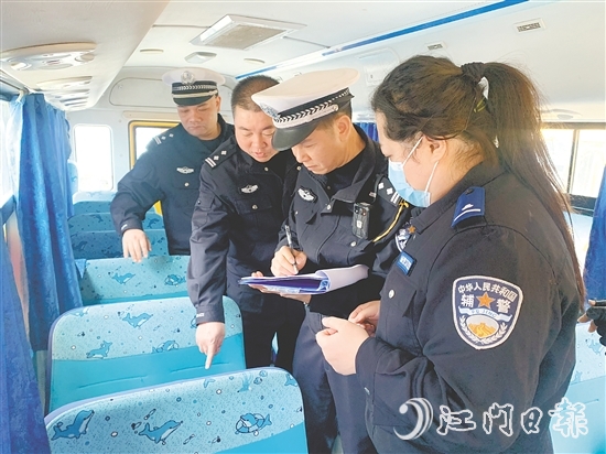 交警聯(lián)合教育部門對恩平市校車開展全面排查。