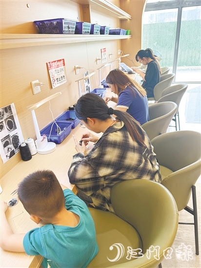 在“巾幗共富工坊”，“寶媽”帶娃工作兩不誤。