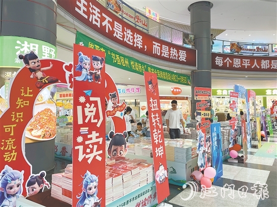 活動現(xiàn)場有5萬多冊書籍供大家免費閱讀。