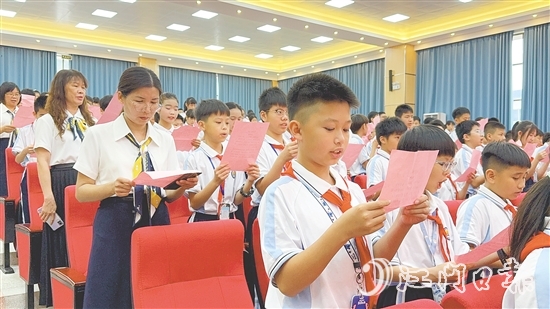 師生齊誦《沁園春·長沙》。