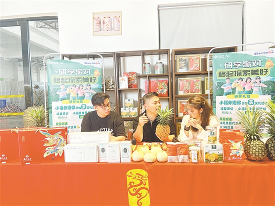 羅家宏（中）在直播帶貨。