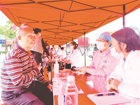 江門市婦幼保健院在雙合鎮(zhèn)開(kāi)展大型義診活動(dòng)。