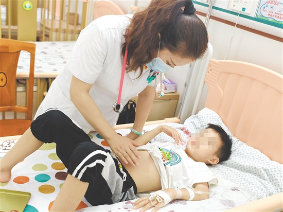 醫(yī)生查看患兒情況。