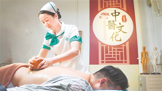 越來越多的人通過中醫(yī)調理來管理體重。