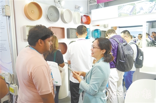 利多邦衛(wèi)浴展位吸引不少客商前來(lái)咨詢交流。