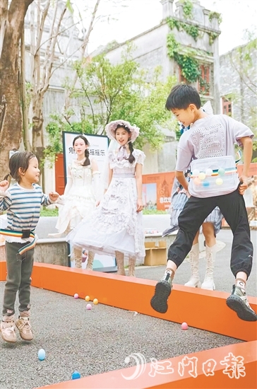 “五一”假期，赤坎華僑古鎮(zhèn)將開展“魔幻彩蛋季”活動(dòng)，市民、游客可在堤?hào)|路露天小劇場(chǎng)與NPC互動(dòng)。